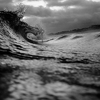 Ola de mar en día gris, refleja ansiedad y ahogo.