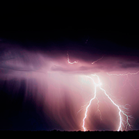 rayo de tormenta en noche oscura, refleja trastorno del comportamiento