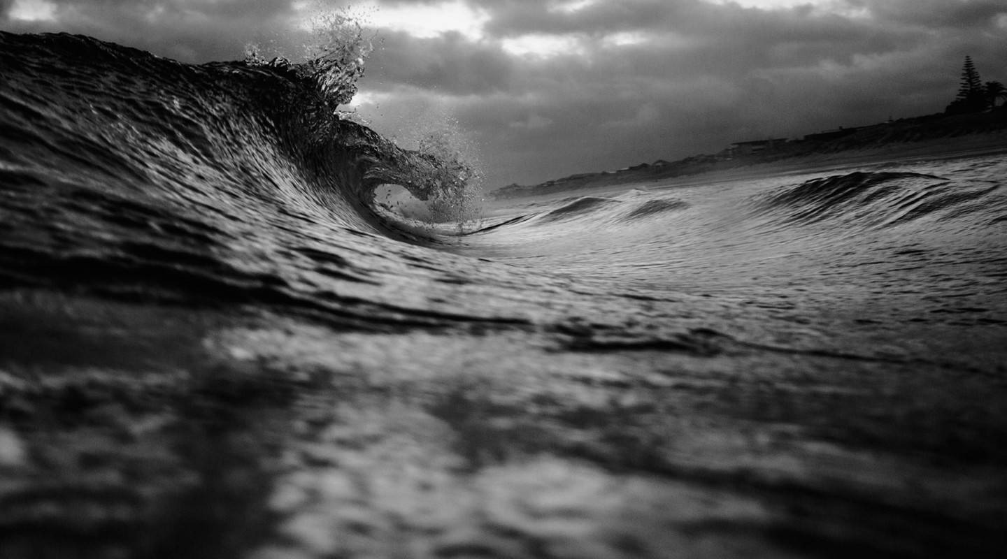 Ola de mar agitada en día gris y nublado