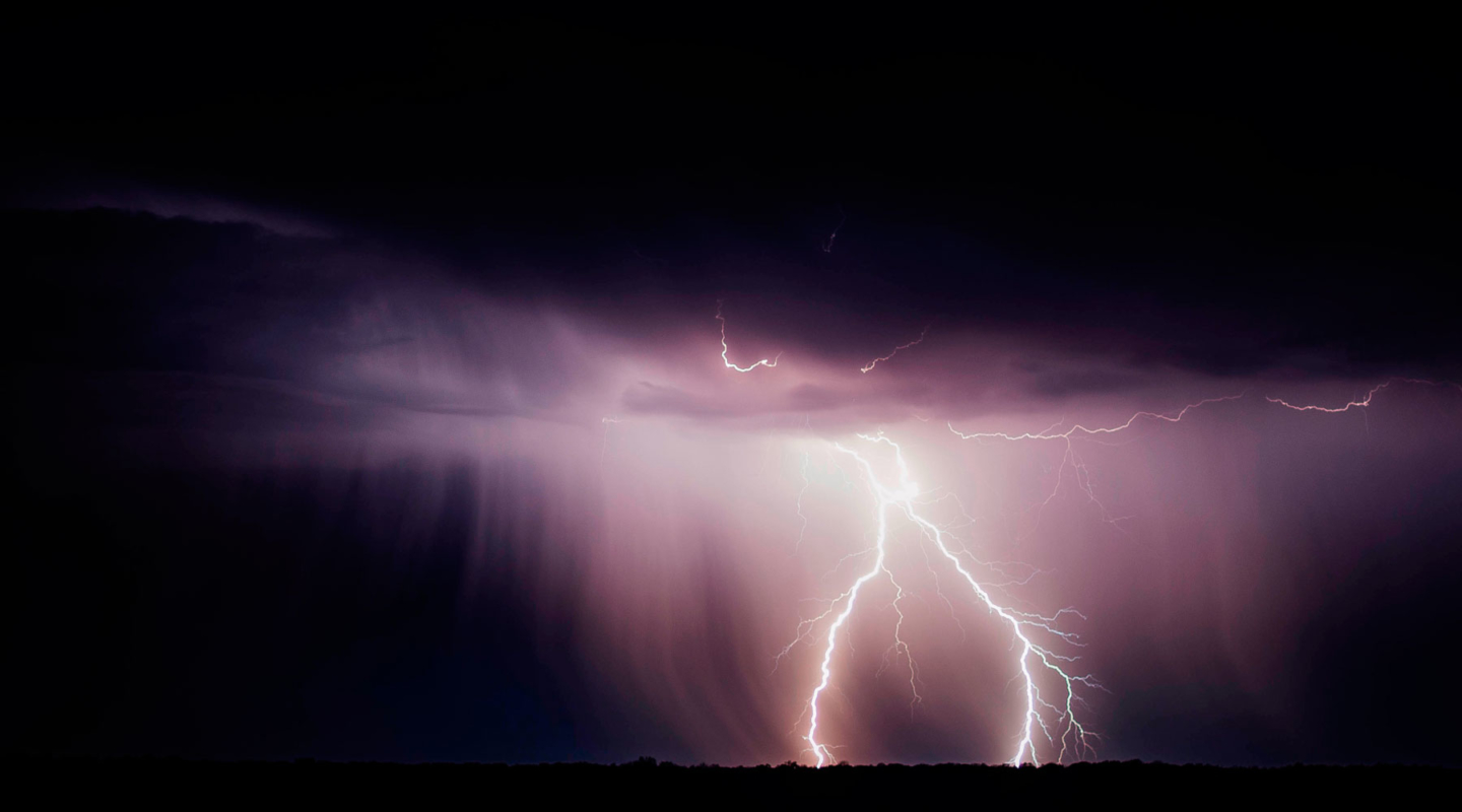 Rayo en tormenta eléctrica nocturna.
